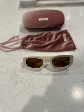 Miu Miu
MU B04S cream sunglasses brown tinted glasses